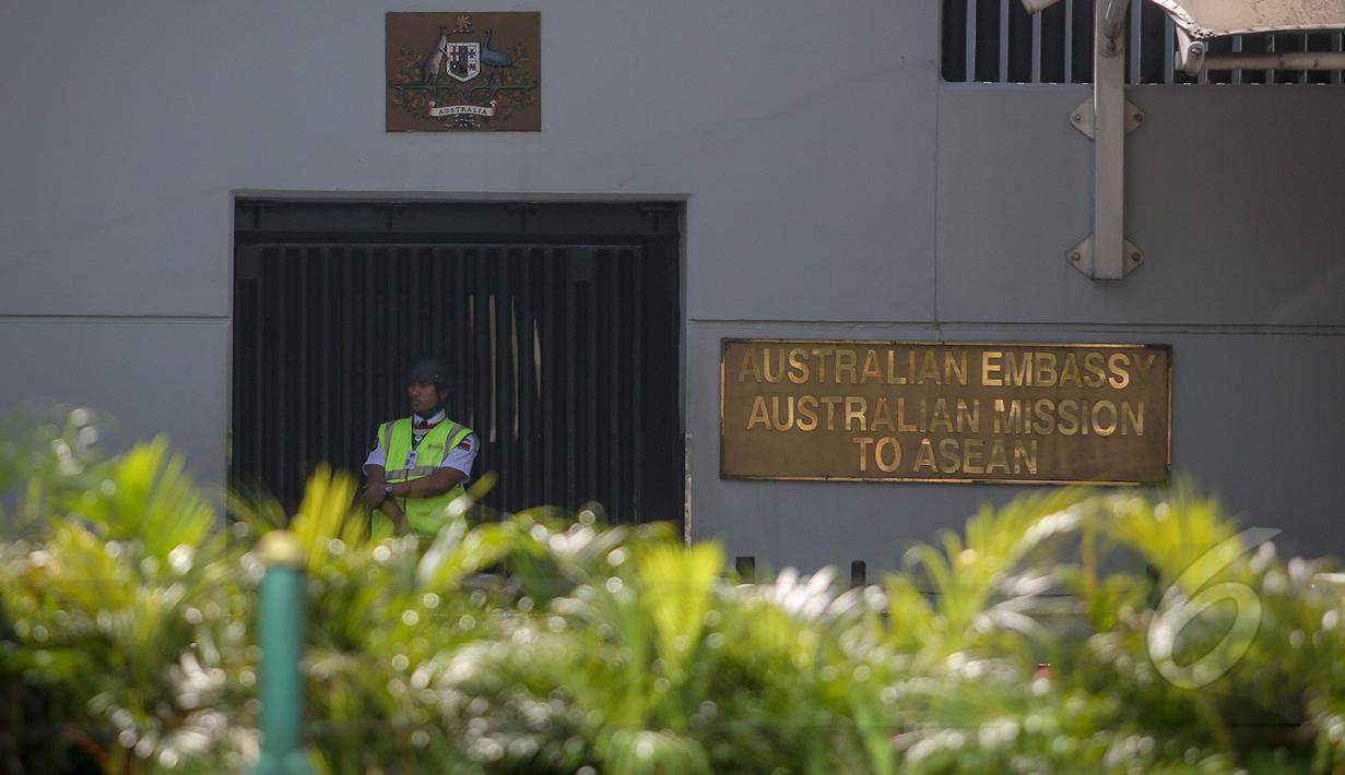 Petugas Kedutaan besar Australia di Indonesia berjaga seperti biasanya pasca eksekusi mati dua warga negaranya di Indonesia karena terlibat kasus narkoba, Jakarta, kamis (30/4/2015). (Liputan6.com/Faizal Fanani)