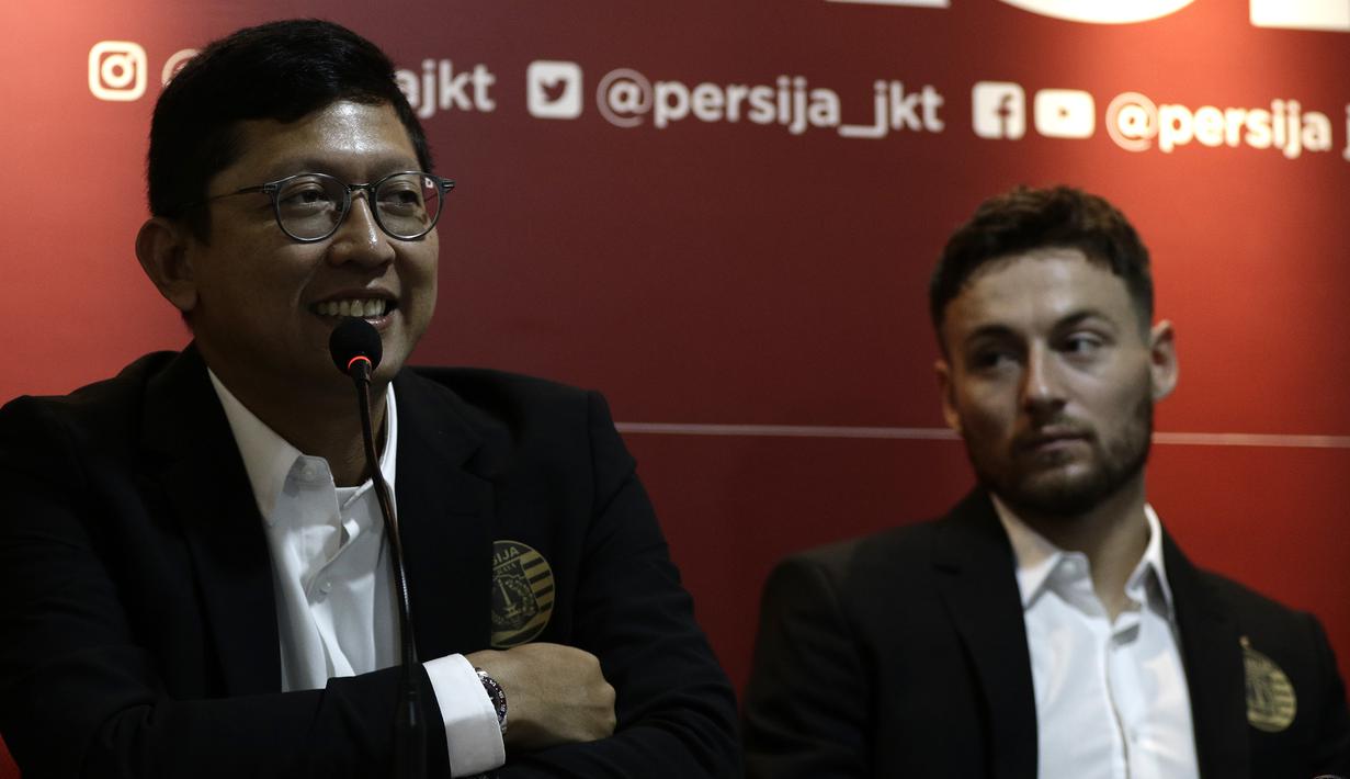 Presiden Persija Jakarta, Mohamad Prapanca, saat memperkenalkan Marc Anthony Klok di Kantor Persija, Jakarta, Sabtu (31/1). Persija resmi memboyong Marc Klok dengan kontrak berdurasi empat musim.(Bola.com/Yoppy Renato)