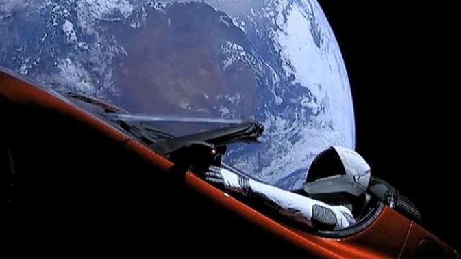 Elon Musk mengirim Tesla Roadster miliknya ke luar angkasa(screenshot Youtube)