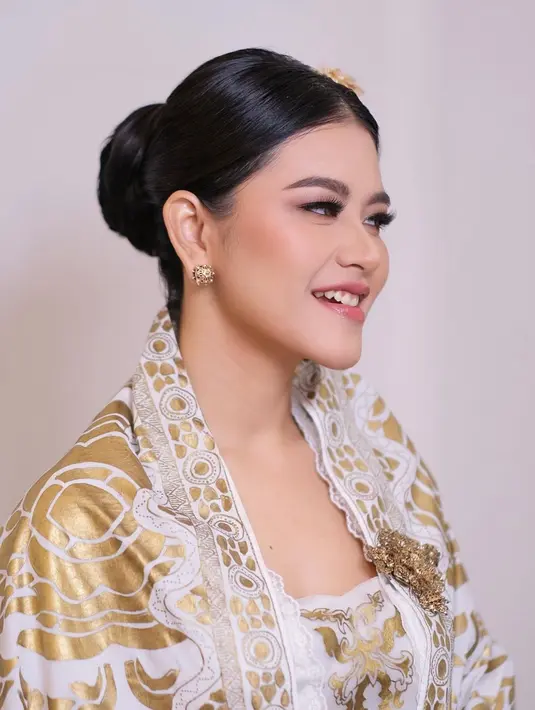 Kahiyang Ayu dimakeup flawless bernuansa merah muda dan area mata yang dipertajam dengan winged eyeliner tipis dan bulu mata yang lebih lentik. [Foto: Instagram/malvava]