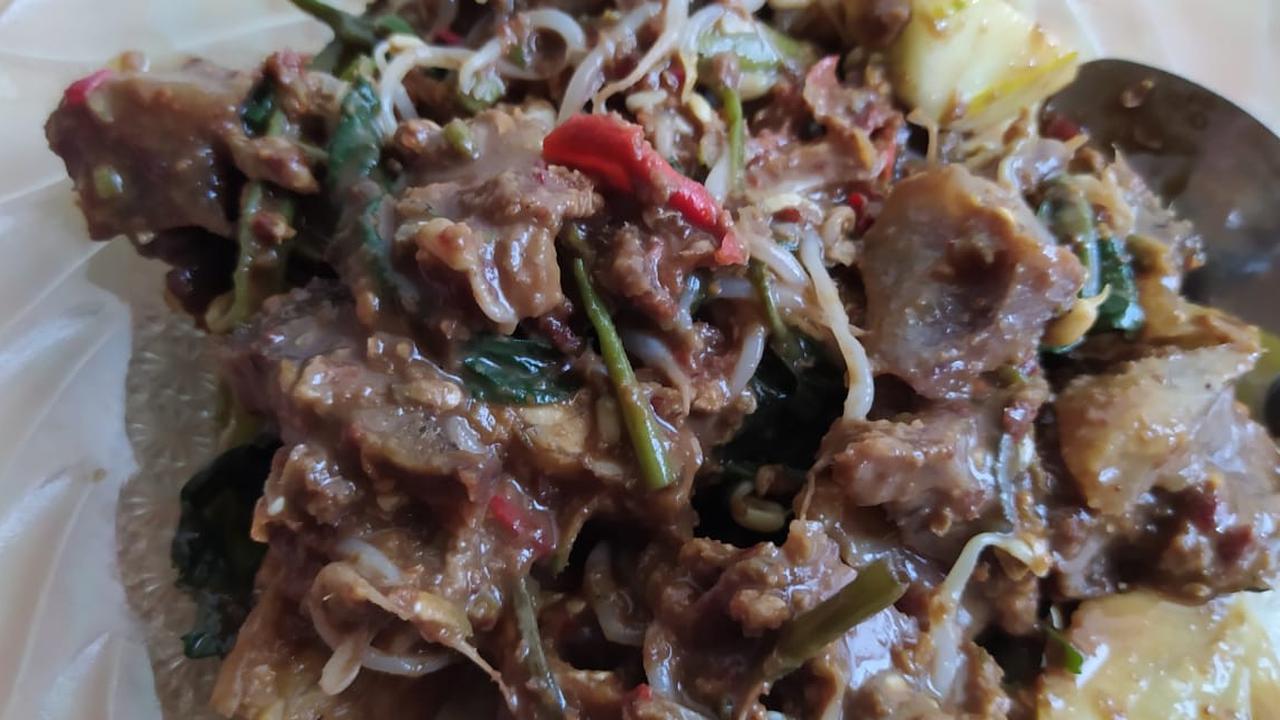 Berburu Rujak Cingur di Gang Sempit Jember, Warungnya Sederhana di Teras Rumah tapi Selalu Ramai Pembeli