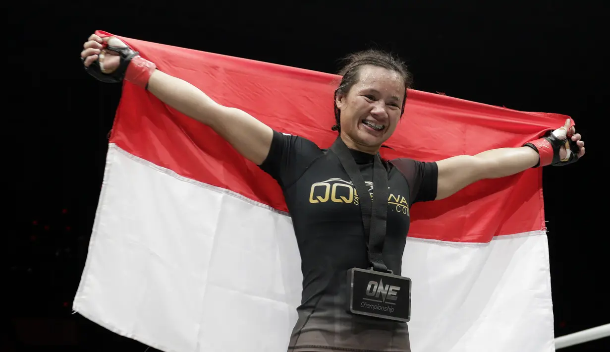 Petarung Indonesia, Priscilla Lumban Gaol, merayakan kemenangan atas petarung Kamboja, Nou Srey Pov, pada laga ONE Championship di Istora Senayan, Jakarta, Jumat (3/5). Priscilla menang mutlak atas lawannya. (Bola.com/Yoppy Renato)