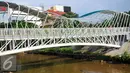 Pembangunan JPO Jayakarta di atas sungai Ciliwung mempermudah akses warga Menteng Tenggulun dan Manggarai, Jakarta, Rabu (27/4/2016). JPO dibangun untuk menggantikan transportasi perahu eretan. (Liputan6.com/Yoppy Renato)