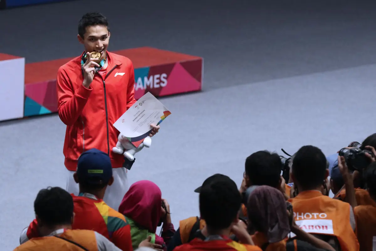 Momen Jonatan Christie Gigit Medali Emas Asian Games