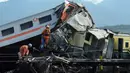 Imbas kejadian ini, jalur rel kereta antara Haurpugur - Cicalengka untuk sementara tidak dapat dilalui. Upaya evakuasi terhadap penumpang yang berada di dua rangkaian kereta tengah dilakukan. (TIMUR MATAHARI/AFP)