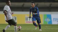 Pemain Persib Bandung, Tony Sucipto saat mendampingi timnya melawan PS TNI pada lanjutan Liga 1 2017 di Stadion Si Jalak Harupat, Sabtu (05/8/2017). Persib menang 3-1. (Bola.com/Nicklas Hanoatubun)