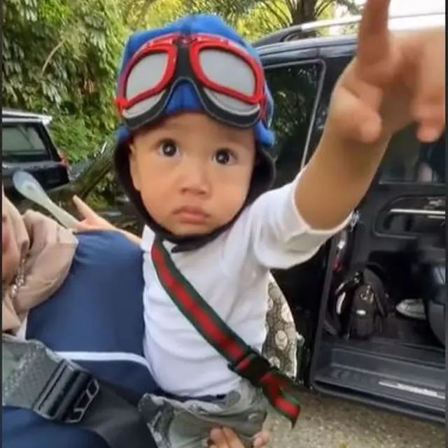 Nonton Piala Dunia 2022 di Qatar. Rayyanza Cosplay Jadi Pororo, Tasnya Bikin Salah Fokus