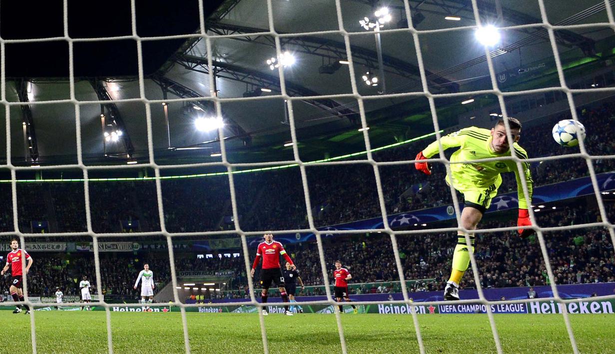 Kiper Manchester United,  David de Gea salah mengantisipasi bola yang berubah arah ke gawangnya  pada lanjutan Liga Champions di Stadion VfL Wolfsburg Arena, Rabu (9/12/2015) dini hari WIB. (AFP Photo/John Macdougall)