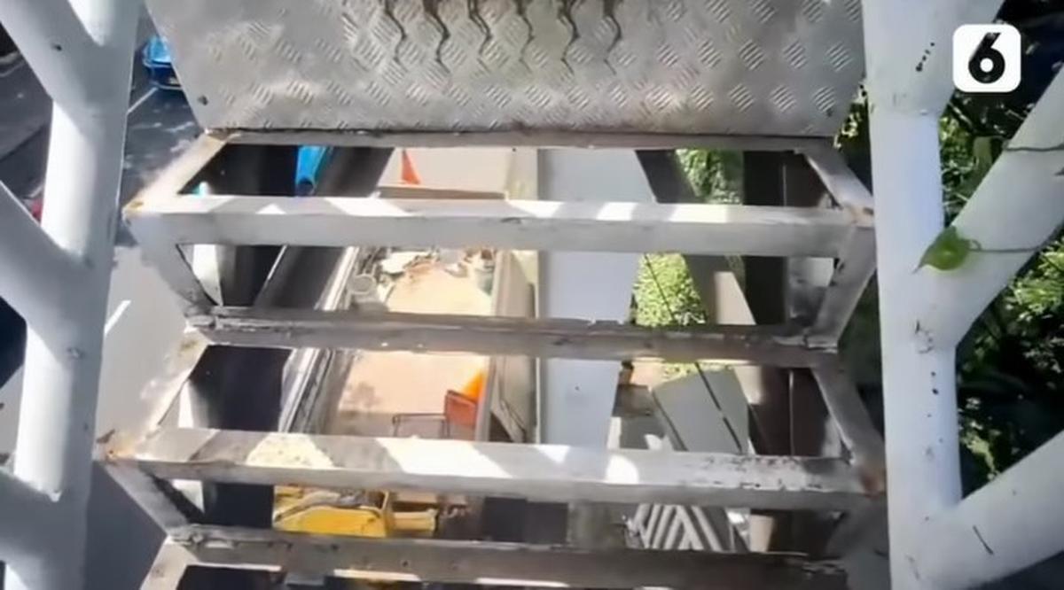 Potret Jembatan Penyebrangan Daan Mogot yang Tangganya Dicuri Kini Sudah Diperbaiki, Sudah Aman Digunakan
