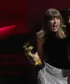 Taylor Swift menerima penghargaan Video of the Year untuk lagu “The Fate of Ophelia” dalam ajang MTV Video Music Awards (VMAs) 2026 di Peacock Theater, Los Angeles, Amerika Serikat, Minggu (27/9/2026) waktu setempat. (AP Photo/Chris Pizzello)