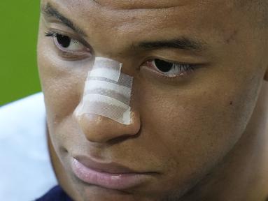 Kondisi pemain Prancis, Kylian Mbappe saat berlatih jelang laga Grup D melawan Belanda di Home Deluxe Arena Stadium, Paderborn, Jerman, Rabu (19/06/2024) waktu setempat. Mbappe terlihat menggunakan perban hidung setelah mengalami cedera patah tulang hidung pada laga Grup D Prancis melawan Austria Selasa (18/06/2024) WIB lalu. (AP Photo/Hassan Ammar)
