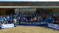 Kiper Persib, I Made Wirawan, anjangsana ke SLB A, Kota Bandung, dalam rangkaian peringkatan Haornas 2019, Rabu (4/9/2019). (Bola.com/Erwin Snaz)