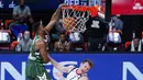 Pebasket Milwaukee Bucks, Thanasis Antetokounmpo, memasukkan bola saat melawan Washington Wizards pada laga NBA, Selasa (11/8/2020). Bucks mengalahkan Wizards dengan skor 126-113. (AP Photo/Ashley Landis, Pool)