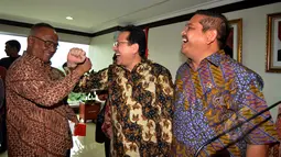 Plt Ketua KPK Taufiquerachman Ruki (kiri) berjabat tangan dengan Ketua DPD RI Irman Gusman (tengah) usai menggelar pertemuan tertutup untuk membahas komitmen pemberantasan korupsi di Jakarta, Jumat (27/3/2015). (Liputan6.com/Andrian M Tunay)
