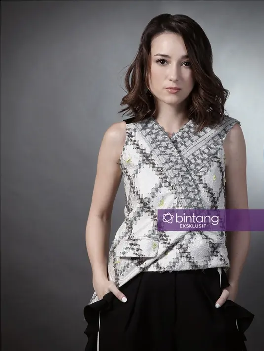 Bagi perempuan kelahiran Jakarta 28 tahun silam ini, peran sebagai arkeolog di film itu membuatnya harus banyak membaca buku tentang arkologi, dan juga konsultasi sama arkeolog di UI. (Bambang E. Ros/Bintang.com)