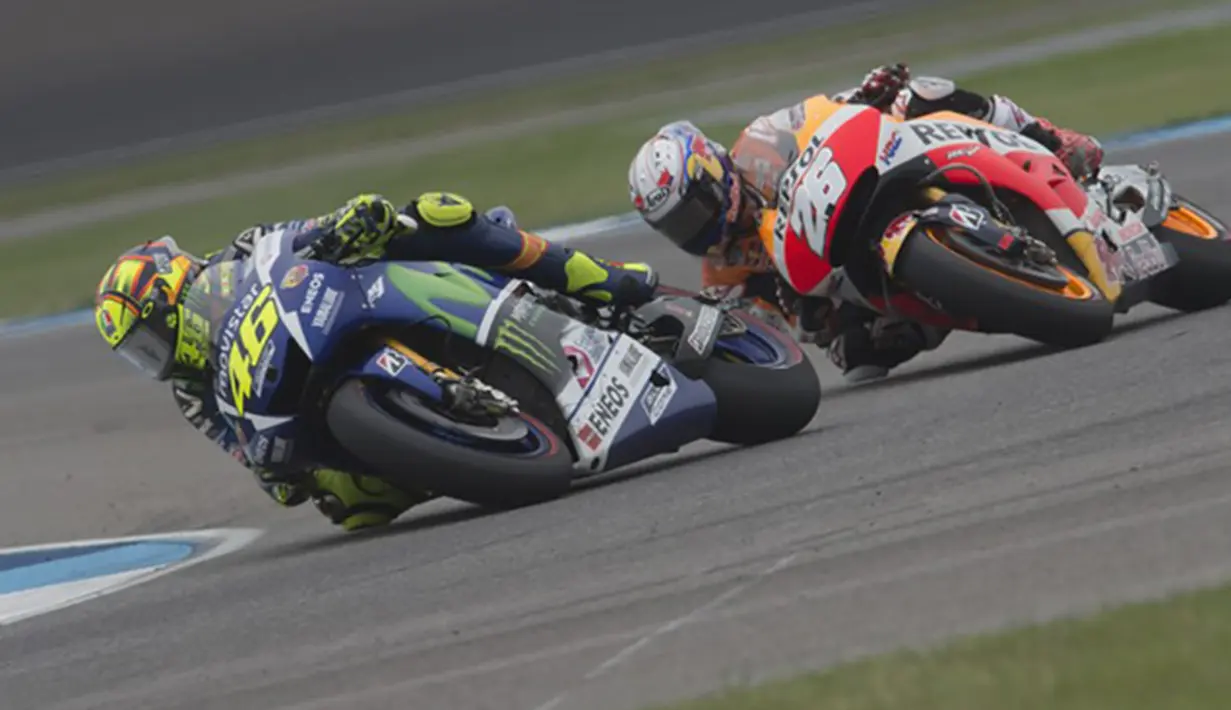 Pebalap Valentino Rossi (depan) beradu cepat dengan pebalap Dani Pedrosa pada MotoGP di Sirkuit Indianapolis, AS, Senin (10/8/2015). Pada balapan itu Marquez menjadi yang tercepat diikuti Lorenzo dan Rossi ditempat kedua dan ketiga. (Getty Images/AFP)