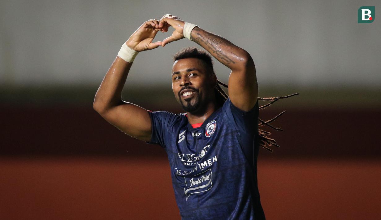 Carlos Fortes benar-benar menjadi mesin gol mematikan bagi Arema FC. Penyerang yang lihai mencari ruang dan punya naluri mencetak gol ini telah mengoleksi 5 gol dari 9 laga di BRI Liga 1. Hal tersebut membuat Singo Edan mampu menempati posisi ke-4 klasemen sementara. (Bola.com/Bagaskara Lazuardi)