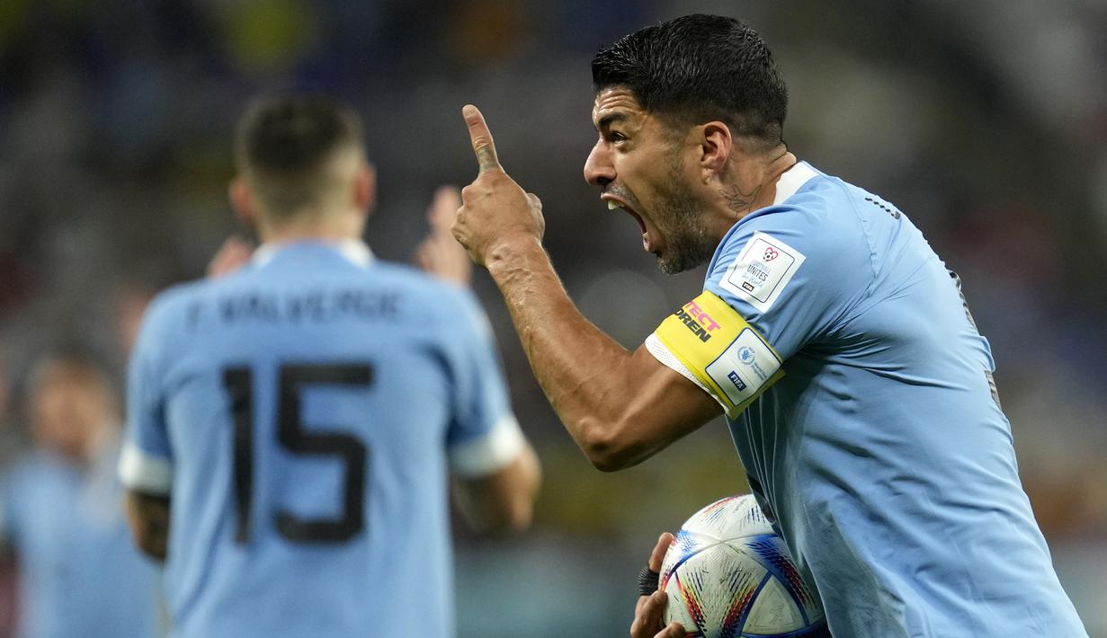 Namun nyatanya dalam 3 laga di fase grup Piala Dunia 2022, Luis Suarez hanya membuat 1 assist dan gagal mencetak satu gol pun. Uruguay pun tersingkir di fase grup setelah hanya menempati posisi ketiga Grup H di bawah Portugal dan Korea Selatan. Di usianya yang telah menginjak 35 tahun, bukan tidak mungkin Piala Dunia 2022 Qatar juga menjadi Piala Dunia terakhirnya. (AP Photo/Ashley Landis)