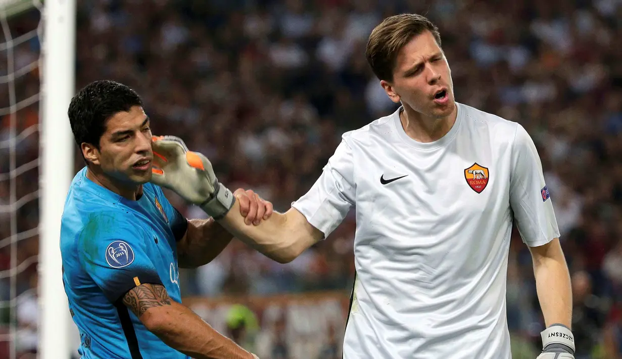 Kiper AS Roma, Wojciech Szczesny (kanan), bersitegang dengan pemain Barcelona, Luis Suarez) dalam laga di Grup E Liga Champions di Stadion Olimpico, Kamis (17/9/2015) dini hari WIB. (Reuters/Max Rossi)
