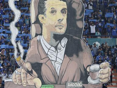 Bobotoh membuat koreografi pelatih Persib Bandung, Miljan Radovic, melawan Persiwa Wamena pada laga Piala Indonesia di Stadion Si Jalak Harupat, Bandung, Senin (11/2). Persib menang 7-0 atas Persiwa. (Bola.com/M Iqbal Ichsan)