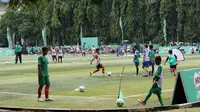 Milo Football Clinic menjadi salah satu ajang mencari bibit muda bersama mantan pemain nasional Indonesia di Lapangan Sepak Bola Pertamina, Simprug, Jakarta, Minggu (24/4/2016). (Bola.com/Nicklas Hanoatubun)