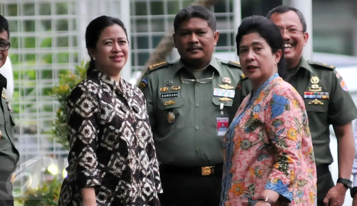 Menko PMK, Puan Maharani (kiri) bersama Menkes Nila Moeloe saat kunjungi korban bom sarinah di RSPAD, Jakarta, Kamis (14/1/2016). Sebanyak 9 korban bom sarinah dilarikan ke RSPAD, Gatot Subroto. (Liputan6.com/Yoppy Renato)