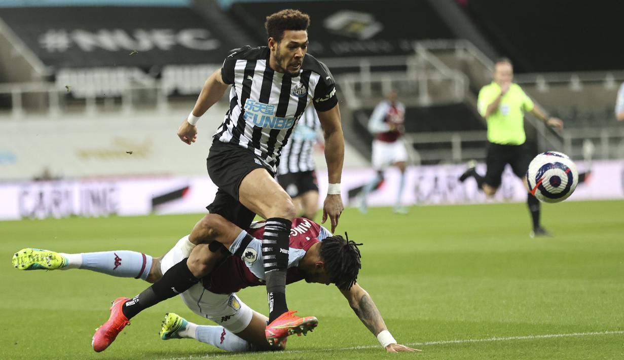 Bek Aston Villa, Tyrone Mings (bawah) terjatuh saat perebutan bola dengan Newcastle United, Joelinton dalam laga lanjutan Liga Inggris 2020/2021 pekan ke-28 di St. James' Park, Jumat (12/3/2021). Aston Villa bermain imbang 1-1 dengan Newcastle United. (AP/Stu Forster/Pool)