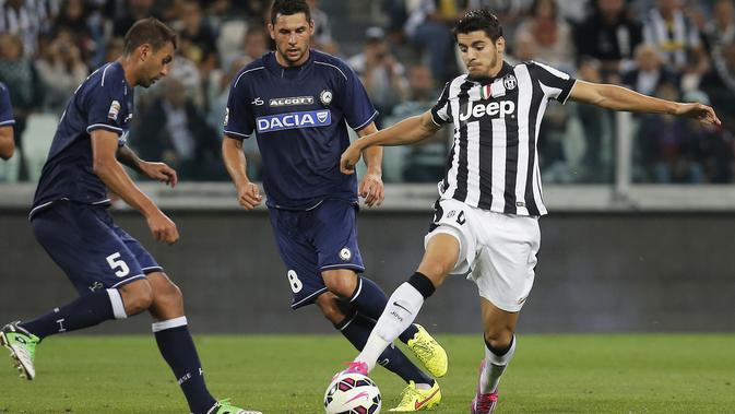 Penyerang Juventus, Alvaro Morata membawa bola saat bertanding melawan Udinese pada pertandingan Liga Serie A Italia di Stadion Juventus, Turin pada 13 September 2014. Morata juga pernah merasakan dua titel Scudetto dan dua kali Coppa Italia bersama Juventus. (AFP/Marco Bertorrello)