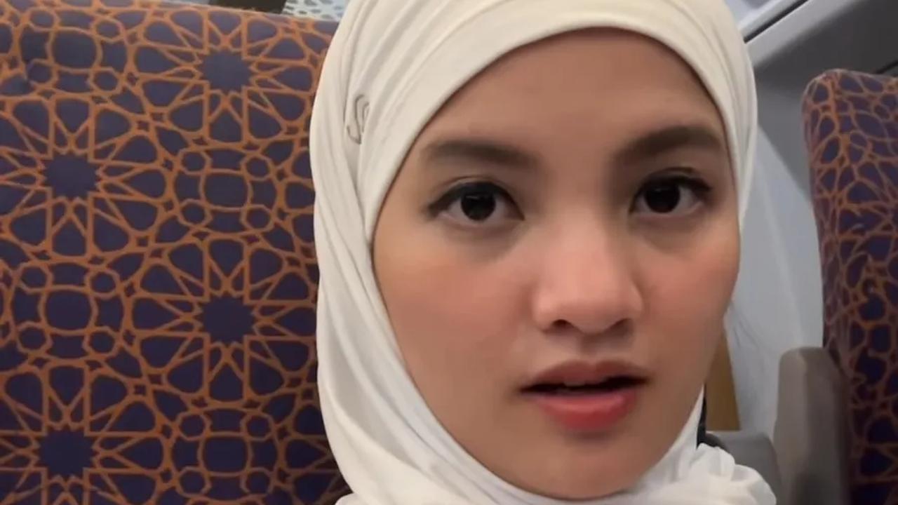 Sabrina tampil dalam balutan busana hijab. Penampilannya langsung mencuri perhatian.<br>