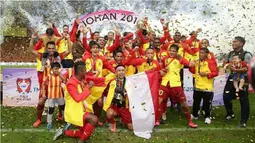 Andik Vermansah dengan bendera merah putih dalam pesta juara Piala Malaysia di Stadion Shah Alam, Selangor, Sabtu (12/12/2015). (Twitter)