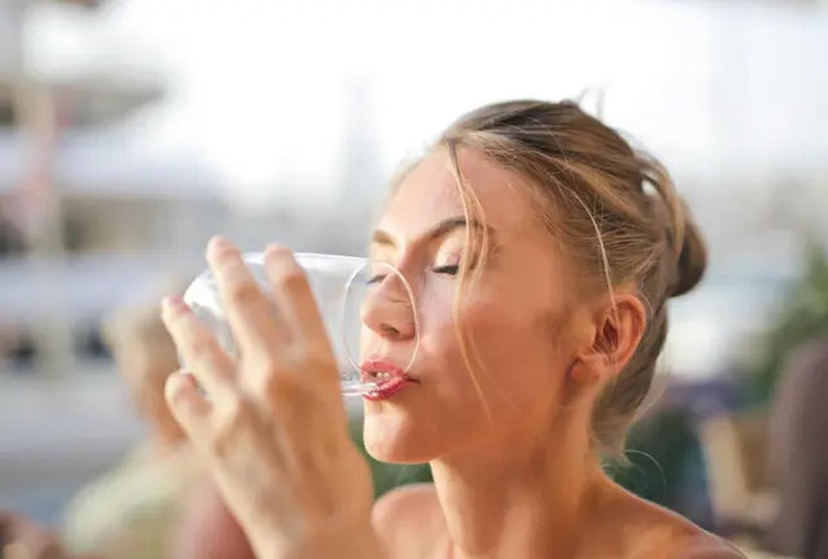 Beda Manfaat Minum Air Hangat vs Air Dingin di Pagi Hari, Mana yang Lebih Baik?