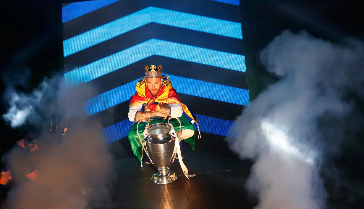 Kapten Real Madrid Sergio Ramos berpose dengan trofi Liga Champions saat merayakannya keberhasilan timnya meraih gelar ke-12 di stadion Santiago Bernabeu, Madrid, Spanyol (4/6). (AP Photo / Francisco Seco)