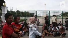 Warga memanfaatkan libur tahun baru 2023 dengan mengunjungi kawasan Monumen Masional (Monas), Jakarta, Minggu (1/1/2023). Monas menjadi salah satu destinasi wisata favorit warga baik dari Jakarta, maupun luar ibu kota, untuk menikmati liburan tahun baru. (Liputan6.com/Johan Tallo)