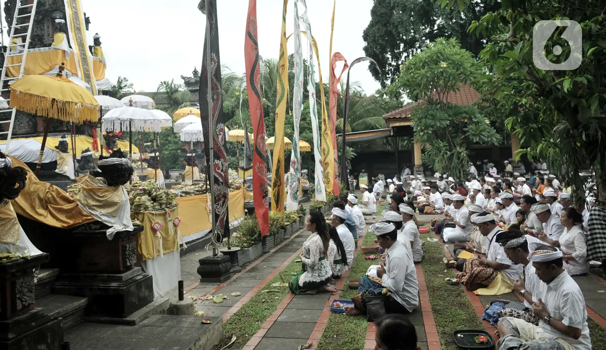 Umat Hindu menggelar persembahyangan Hari Raya Galungan di Pura Aditya Jaya, Rawamangun, Jakarta, Rabu (19/2/2020). Hari Raya Galungan yang dirayakan umat Hindu setiap 210 hari itu merupakan perayaan kemenangan Dharma atau kebenaran melawan Adharma atau kejahatan. (merdeka.com/Iqbal S Nugroho)