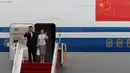 Presiden Cina Xi Jinping bersama istri, Peng Liyuan bersiap turun dari pesawat setibanya di Bandara Internasional Hong Kong, Kamis (29/6). Ini adalah kali pertamanya Xi Jinping datang ke Hong Kong sebagai orang nomor satu di Tiongkok (AP Photo/Kin Cheung)