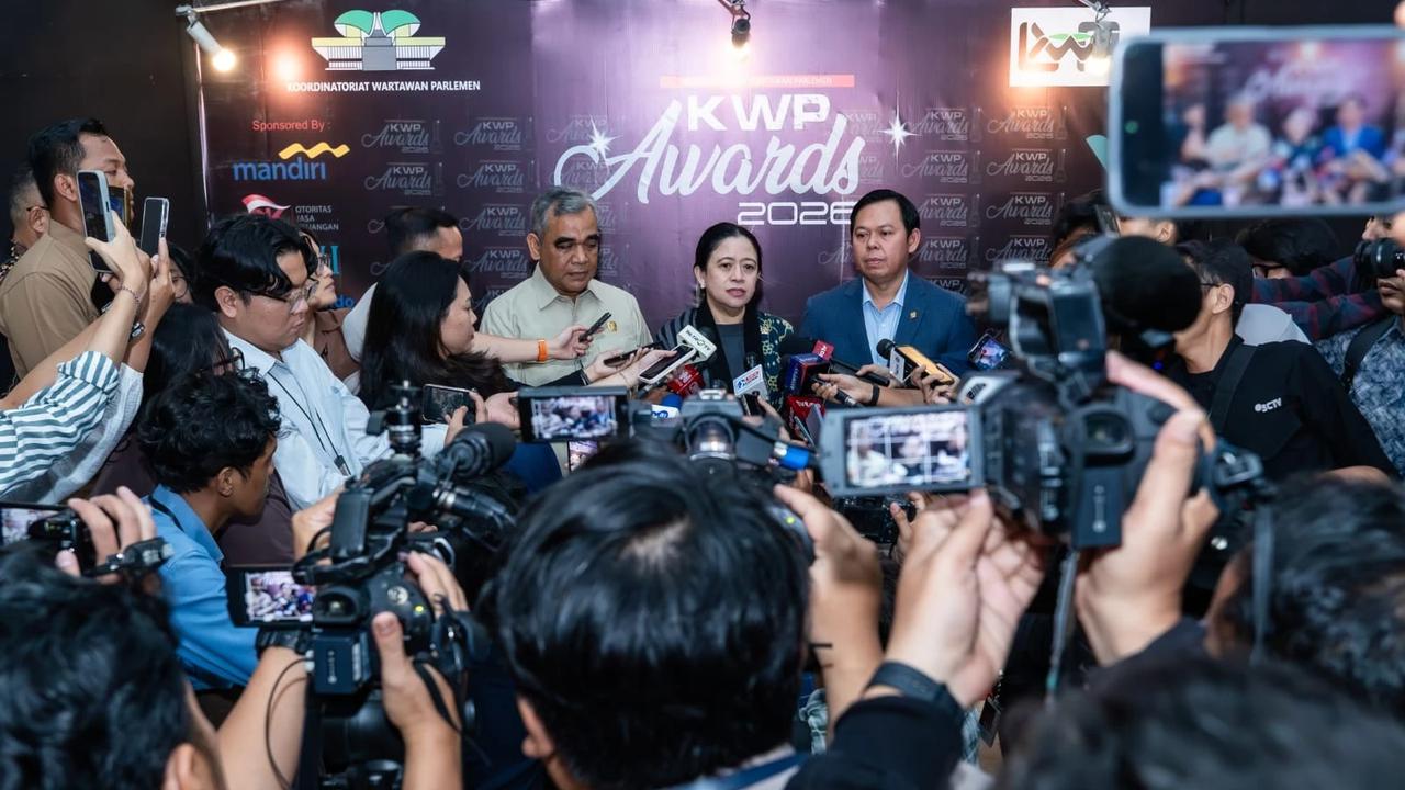 Ketua DPR RI Puan Maharani menerima penghargaan dari forum pers DPR