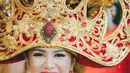 Berat busana khas Lampung yang dikenakan Ariska Putri Pertiwi kurang lebih 15 kilogram. Busana nasional yang dikenakan pada kontes Miss Grand International 2016 itu merupakan rancangan desainer Dynand Fariz. (facebook.com/MISSGRANDINTERNATIONAL)