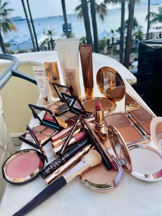 Makeup Alicia menawarkan look yang light dan natural untuk berkilau di karpet merah. [Foto: Instagram @lipstickkelly]