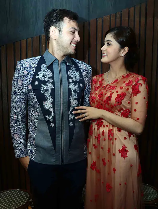 "Umum aja umum," ucap Rifky. "Internasional ya. Enggak ada adatnya," lanjut Biby. (Deki Prayoga/Bintang.com)