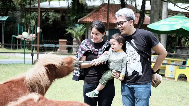 [Bintang] Tya Ariestya dan Suami