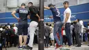 Fans PSG berdiri di atas tempat sampah hanya untuk melihat kedatangan Neymar di Parc des Princes, Paris, (4/7/2017). (AP/Kamil Zihnioglu)