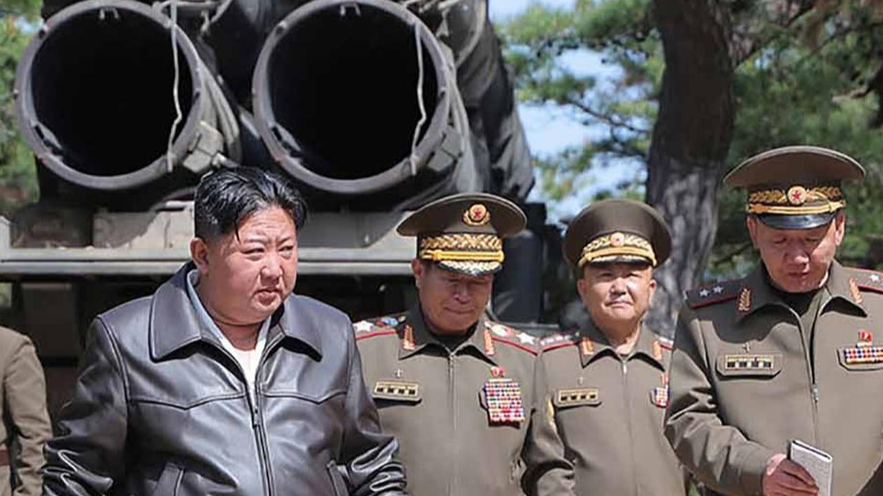 FOTO: Kim Jong Un  Mengawasi Uji Coba Rudal Serangan Nuklir
