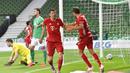 Striker Bayern Munchen, Robert Lewandowski, melakukan selebrasi usai membobol gawang Werder Bremen pada laga Bundesliga di Weserstadion, Bremen, Selasa (16/6/2020). Bayern Munchen menang dengan skor 1-0 atas Werder Bremen. (AP/Martin Meissner)