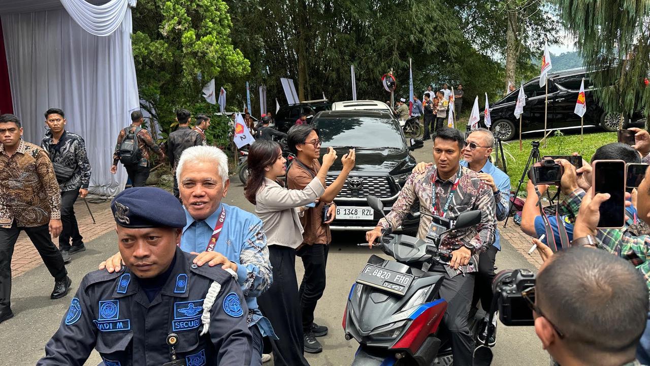 Elite KIM Plus Mulai Mendatangi Kediaman Prabowo di Hambalang, Zulhas dan Hatta Dibonceng Motor
