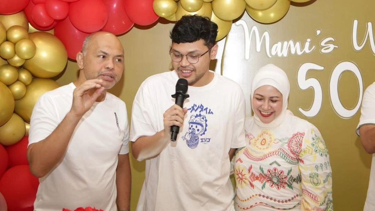Staf Ahli Sosial Budaya Kapolri ini juga tak lupa memberikan doa terbaik untuk sang istri di usianya yang baru ini. <br>
