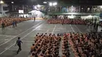 Badan Anti Narkoba Filipina pada Kamis (2/3) merilis foto ratusan tahanan yang ditelanjangi dan dikumpulkan di lapangan penjara di Provinsi Cebu, sambil digeledah untuk mencari barang-barang terlarang. (MERLIE DACUNOS/CEBU PROVINCIAL POLICE OFFICE/AFP)