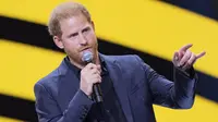 Pangeran Harry berpidato di acara&nbsp;penutupan Invictus Games ke-6 di Merkur Spiel Arena, Duesseldorf,&nbsp;Jerman,&nbsp;16 September 2023. (Rolf Vennenbernd/dpa via AP)