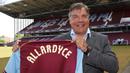Sam Allardyce. Pelatih yang kini berusia 66 tahun ini mulai mengarsiteki West Ham pada 1 Juni 2011 saat berlaga di Championship. Musim berikutnya ia sukses membawa The Hammers promosi ke Premier League. Pada musim panas 2013 ia sukses mendatangkan Andy Carroll dari Liverpool. (Foto: AFP/Ian Kington)