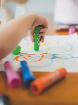 ilustrasi anak balita. Photo by Stephen Andrews on Unsplash