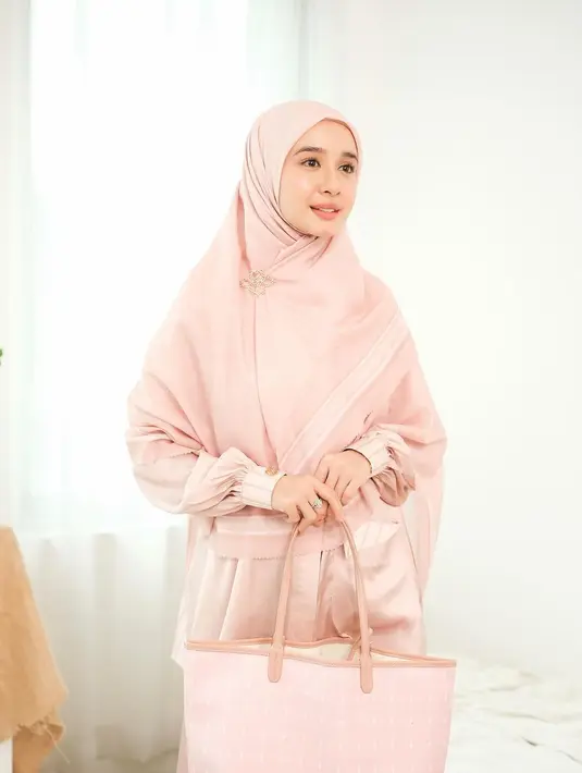 <p>Gaya hijab syar&rsquo;i Laudya Cynthia Bella kerap menjadi trendsetter di dunia fashion muslimah. [@lbylcb].</p>